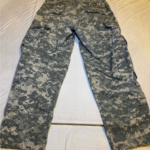 Digital Camo Men's Cargo Pants - Picture 5 of 6